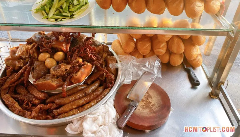 Top 10+ quán bánh mì phá lấu TPHCM ngon nhức nách