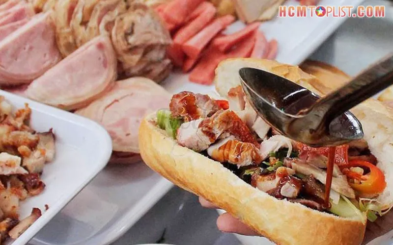 Top 10+ tiệm bánh mì heo quay ngon ở Sài Gòn nổi tiếng